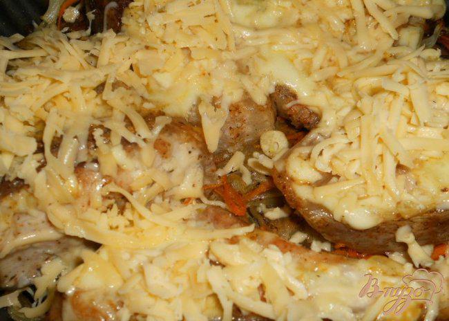 Фото приготовление рецепта: Толстолобик запеченный с овощами и сыром шаг №5