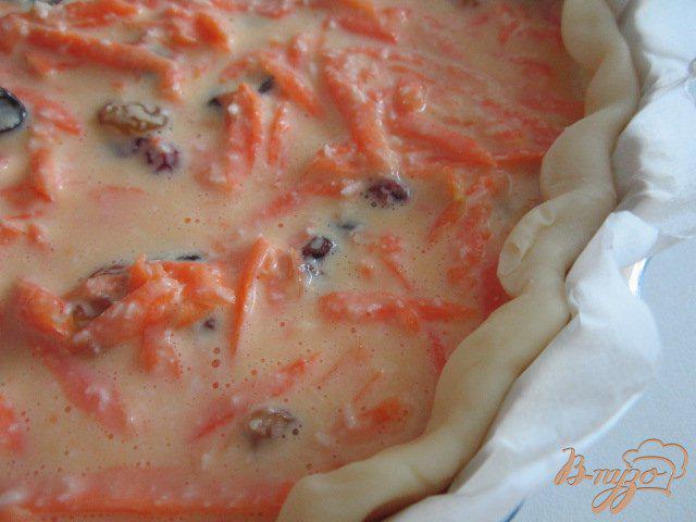 Фото приготовление рецепта: Открытый пирог с морковью и изюмом шаг №6