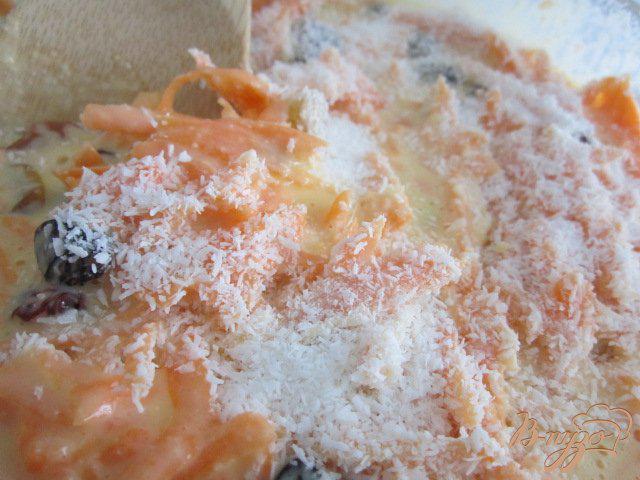 Фото приготовление рецепта: Открытый пирог с морковью и изюмом шаг №4
