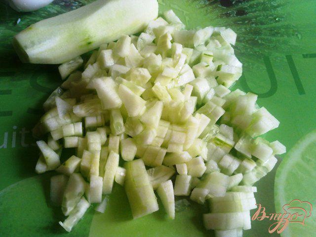Фото приготовление рецепта: Сытный салат «Весенний» шаг №3