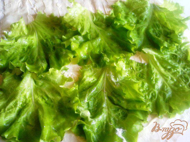 Фото приготовление рецепта: Лаваш с семгой и сырным салатом. шаг №7
