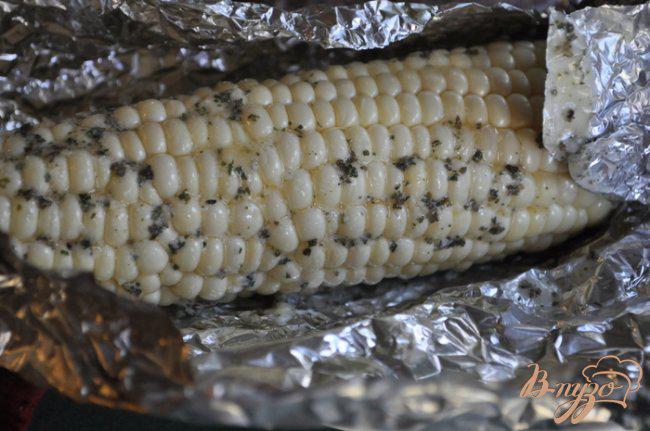 Фото приготовление рецепта: Кукуруза в фольге шаг №2