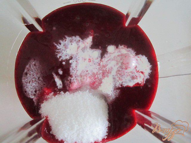 Фото приготовление рецепта: Ягодный коктейль с мороженым шаг №3