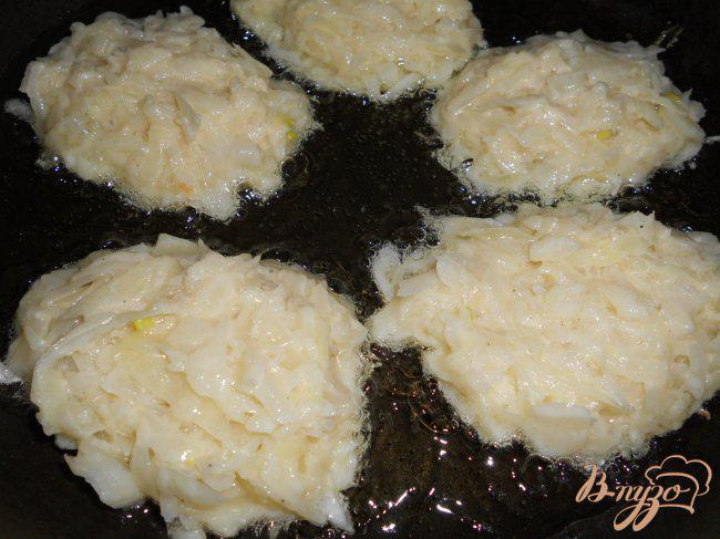 Фото приготовление рецепта: Котлеты капустные, тушеные в томате шаг №4