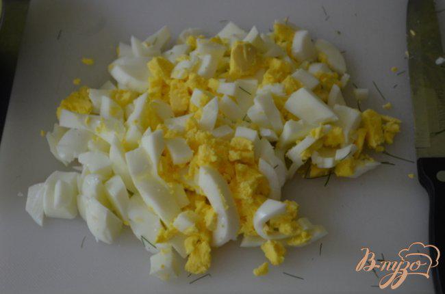 Фото приготовление рецепта: Салат с креветками и яйцами шаг №2