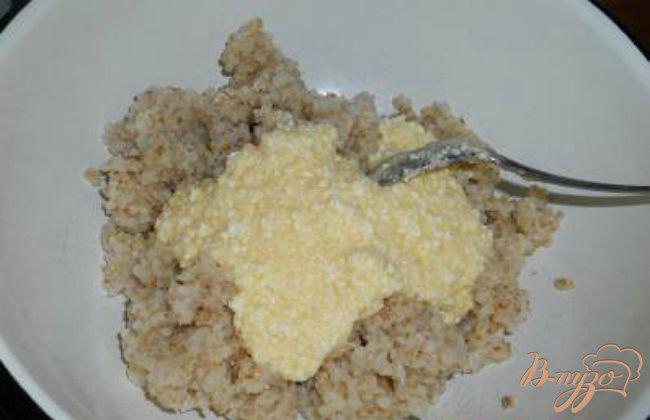 Фото приготовление рецепта: Запеканка из пшеничной крупы с творогом и черносливом шаг №3