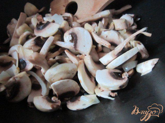 Фото приготовление рецепта: Перловая каша с грибами шаг №3