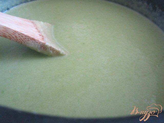 Фото приготовление рецепта: Суп-пюре из зеленого горошка и моцареллы шаг №6