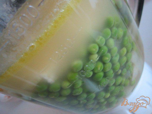 Фото приготовление рецепта: Суп-пюре из зеленого горошка и моцареллы шаг №5