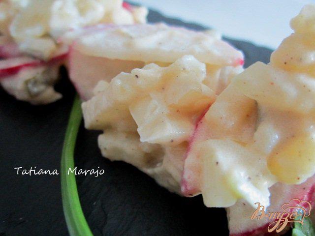 Фото приготовление рецепта: Картофельный салат с редисом и маринованными огурцами шаг №8
