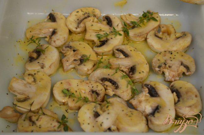 Фото приготовление рецепта: Рибай стейк с грибами и луком шаг №2