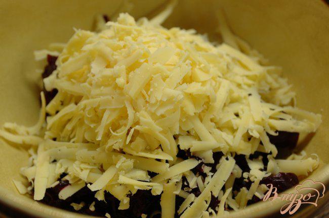 Фото приготовление рецепта: Салат из свеклы с сыром шаг №2