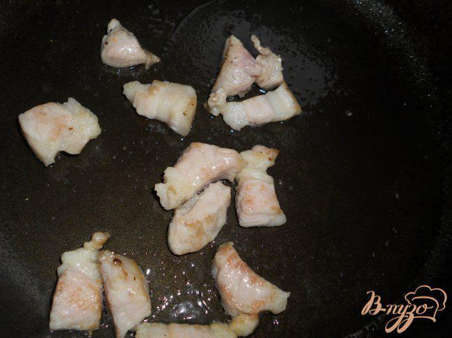 Фото приготовление рецепта: Яичница со свининой и помидорами шаг №2