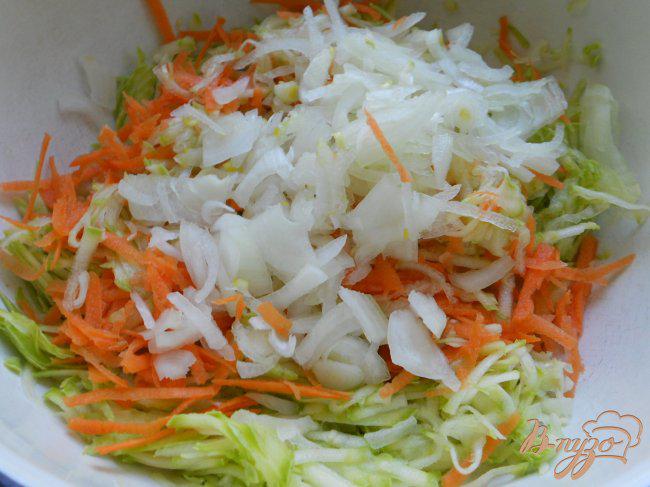 Фото приготовление рецепта: Оладьи из кабачков и моркови с припеком из грибов шаг №2