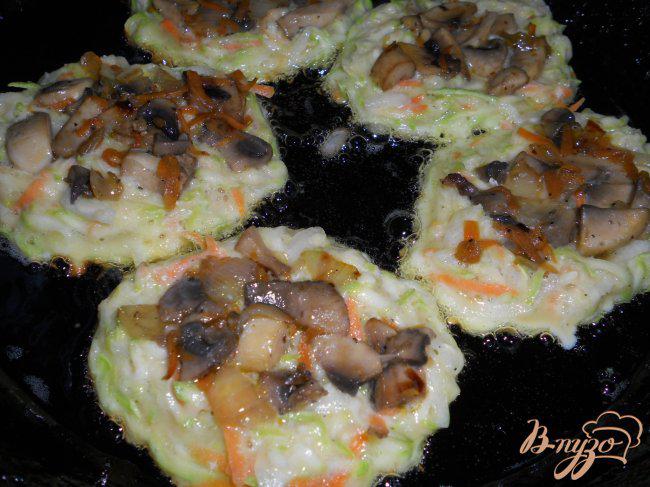 Фото приготовление рецепта: Оладьи из кабачков и моркови с припеком из грибов шаг №6