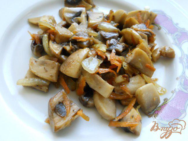 Фото приготовление рецепта: Оладьи из кабачков и моркови с припеком из грибов шаг №5