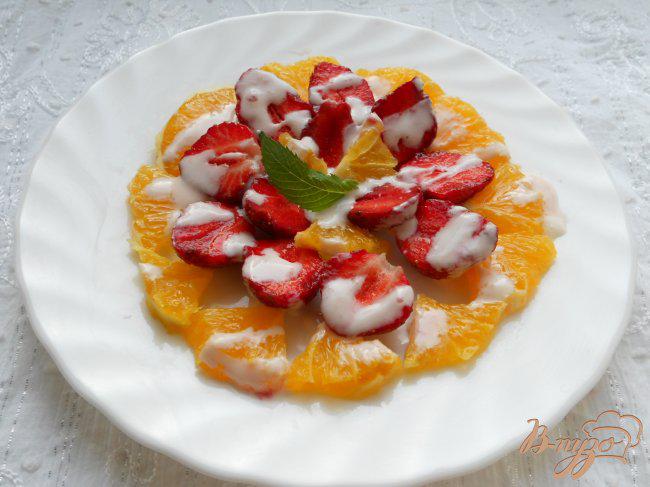 Фото приготовление рецепта: Салат из клубники и апельсинов шаг №4