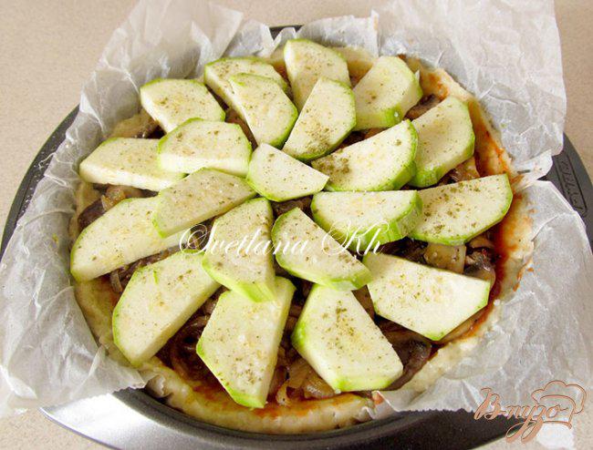 Фото приготовление рецепта: Картофельный пирог с грибами и кабачками шаг №5