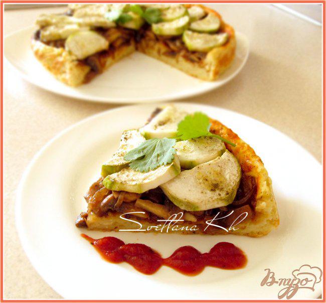 Фото приготовление рецепта: Картофельный пирог с грибами и кабачками шаг №6