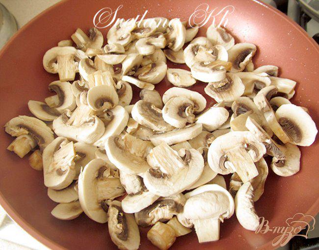 Фото приготовление рецепта: Картофельный пирог с грибами и кабачками шаг №2