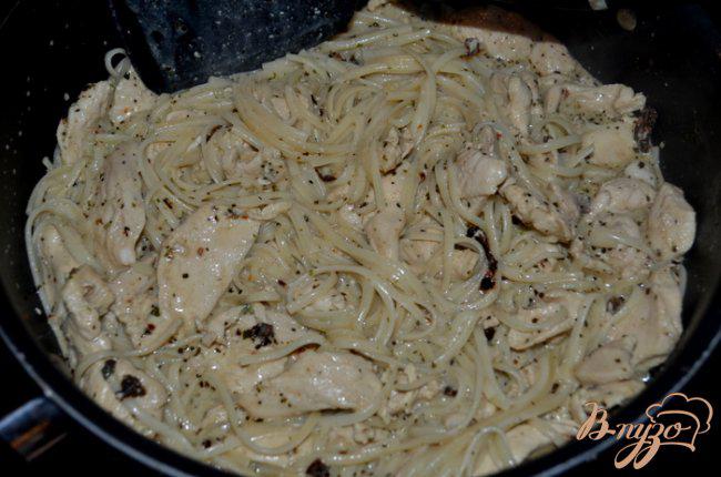 Фото приготовление рецепта: Куриные грудки с базиликом и вялеными помидорами шаг №3
