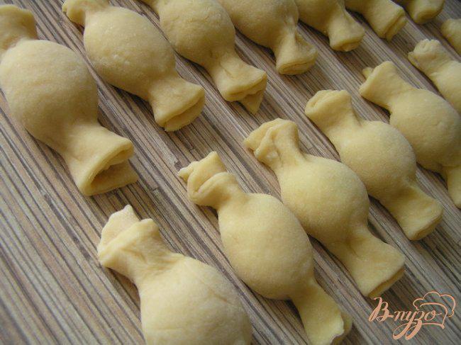 Фото приготовление рецепта: «Карамельки» с творожно-сырной начинкой шаг №9