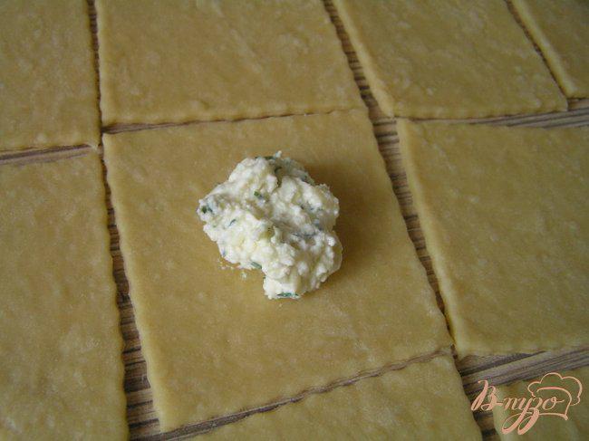 Фото приготовление рецепта: «Карамельки» с творожно-сырной начинкой шаг №6