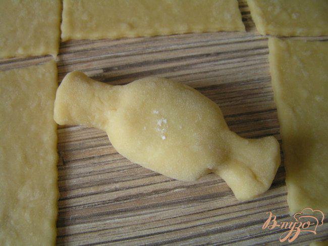 Фото приготовление рецепта: «Карамельки» с творожно-сырной начинкой шаг №8