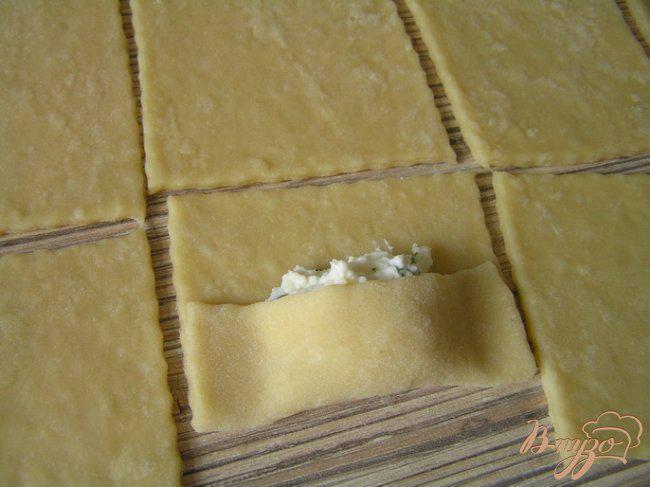 Фото приготовление рецепта: «Карамельки» с творожно-сырной начинкой шаг №7