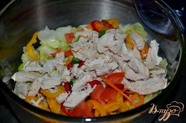 Фото приготовление рецепта: Куриный салат с сыром фета и овощами шаг №1
