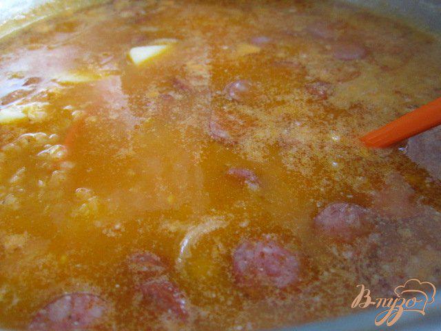 Фото приготовление рецепта: Чечевичный суп с сухариками и копчеными колбасками шаг №6