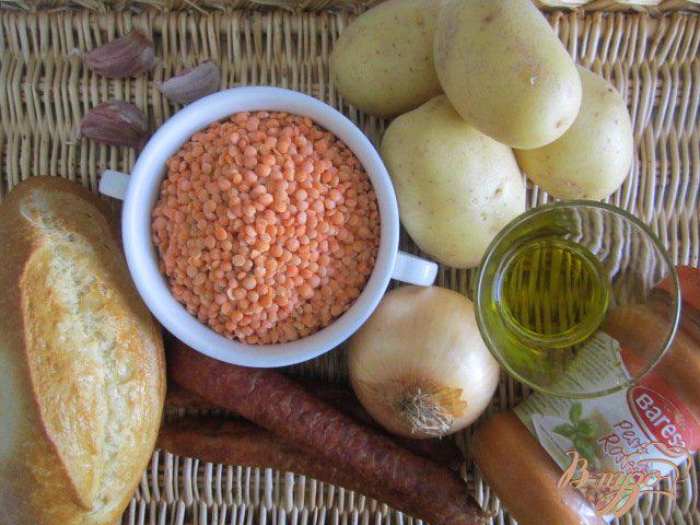 Фото приготовление рецепта: Чечевичный суп с сухариками и копчеными колбасками шаг №1