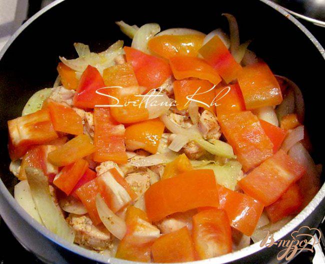 Фото приготовление рецепта: Острое куриное филе в пикантном соусе шаг №4