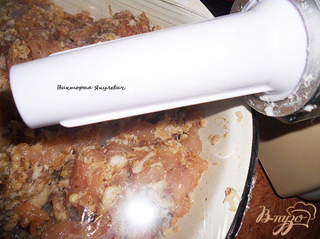 Фото приготовление рецепта: Очень вкусная домашняя куриная колбаска - гриль шаг №5