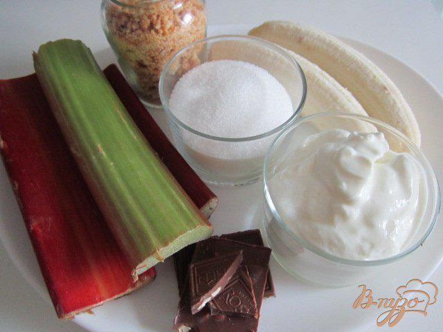 Фото приготовление рецепта: Творожный десерт с ревенем и кусочками банана шаг №1