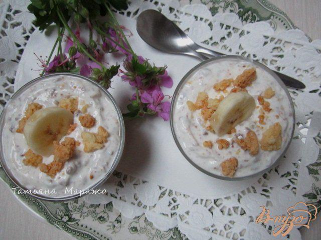 Фото приготовление рецепта: Творожный десерт с ревенем и кусочками банана шаг №9