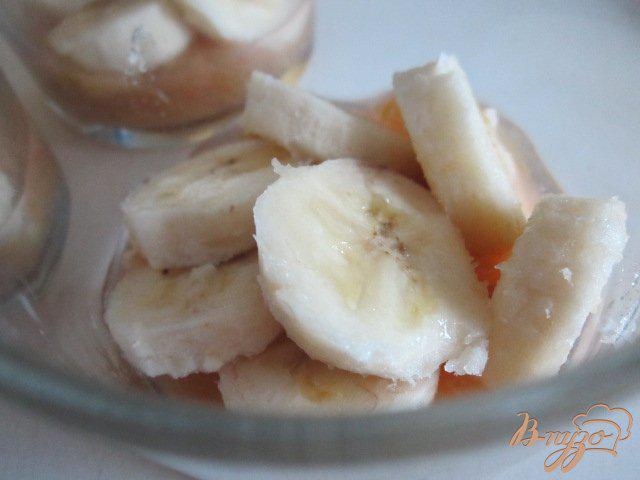 Фото приготовление рецепта: Творожный десерт с ревенем и кусочками банана шаг №7