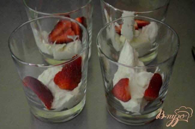 Фото приготовление рецепта: Парфе из свежих ягод и фруктов шаг №3