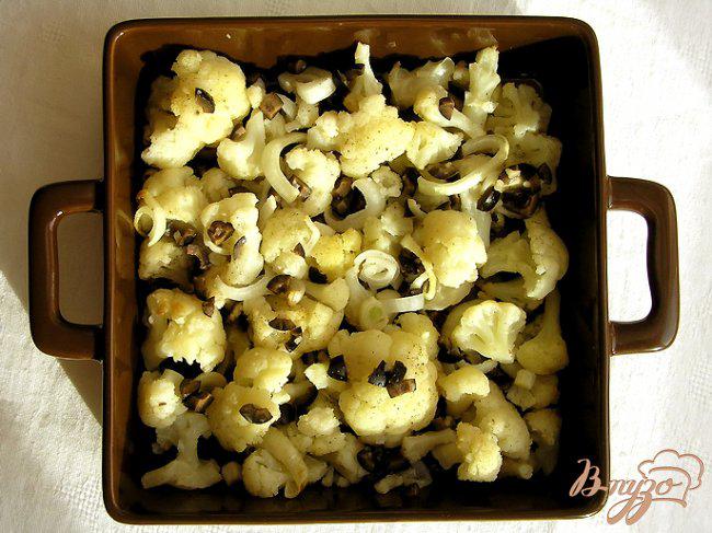 Фото приготовление рецепта: Запеченная цветная капуста с заправкой из маслин шаг №4