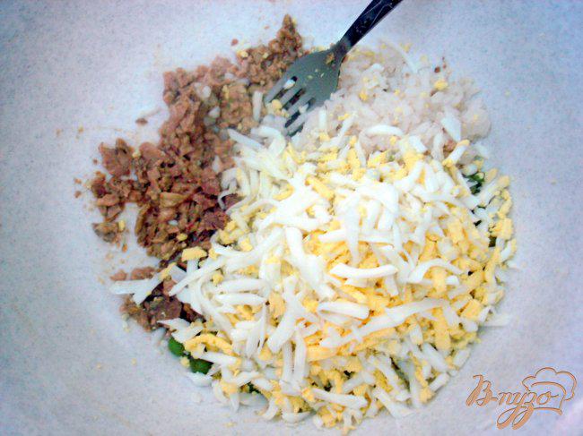 Фото приготовление рецепта: Салат из печени трески шаг №4