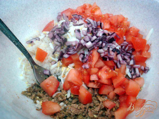 Фото приготовление рецепта: Салат из печени трески шаг №5
