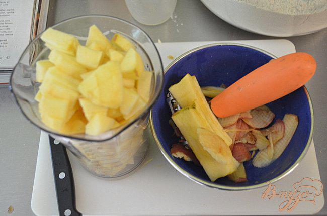 Фото приготовление рецепта: Яблочный кекс с изюмом и клюквой шаг №4