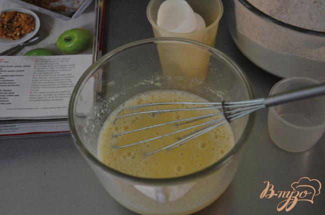 Фото приготовление рецепта: Яблочный кекс с изюмом и клюквой шаг №3