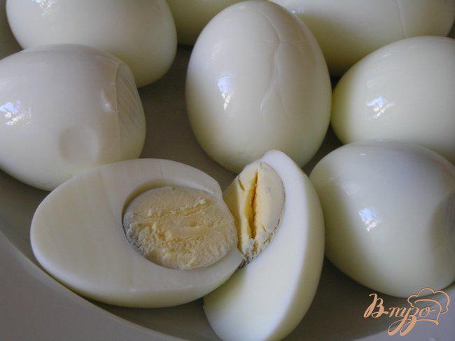 Фото приготовление рецепта: Закуска из яиц в красном соусе шаг №4