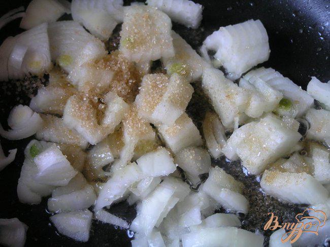 Фото приготовление рецепта: Мясной пирог с рисом, карамелизированным луком и яблоками шаг №5