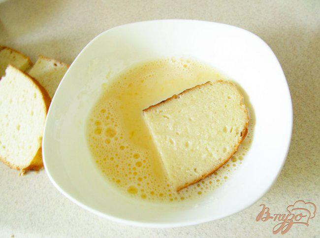 Фото приготовление рецепта: Сладкие гренки с клубнично-мятным соусом шаг №3