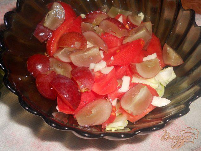 Фото приготовление рецепта: Салат с виноградом и йогуртом шаг №2