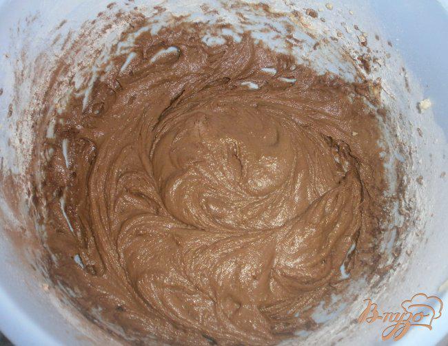 Фото приготовление рецепта: Шоколадный пирог с творожно-клубничным суфле шаг №3