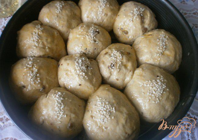 Фото приготовление рецепта: Овсяно-пшеничные булочки с сыром и семечками шаг №7