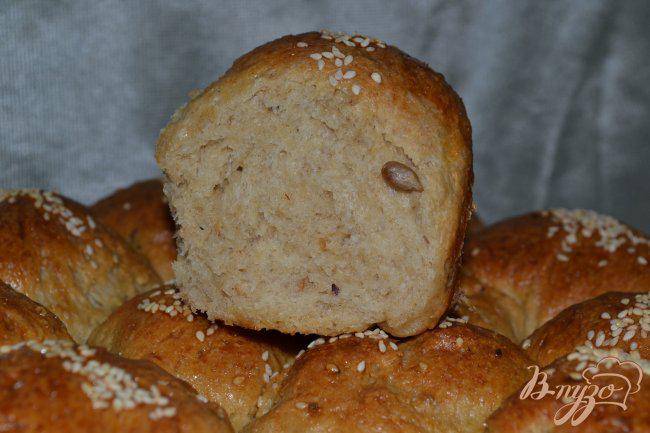 Фото приготовление рецепта: Овсяно-пшеничные булочки с сыром и семечками шаг №9